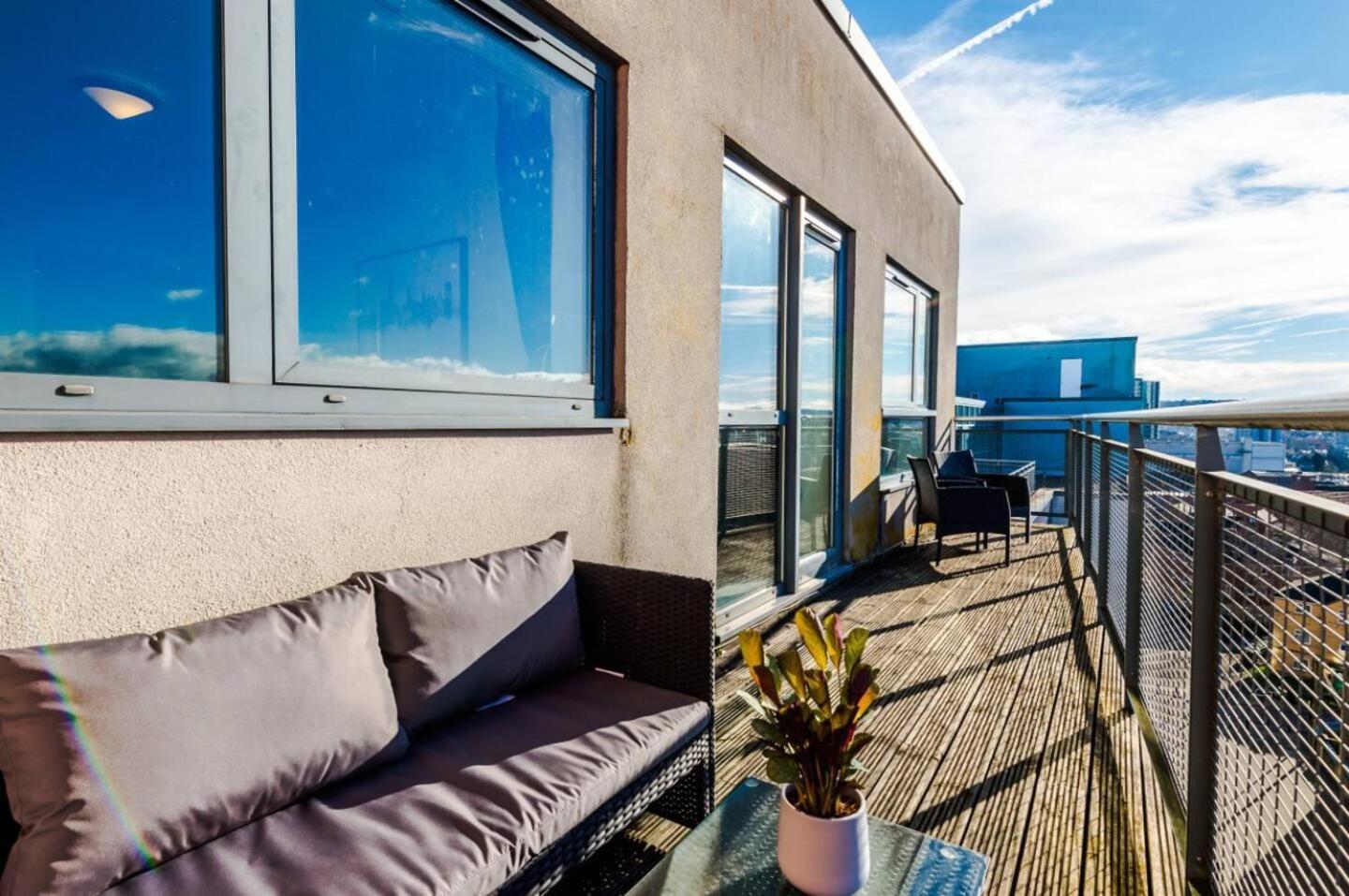 High-spec Penthouse Free Parking Space Appartamento